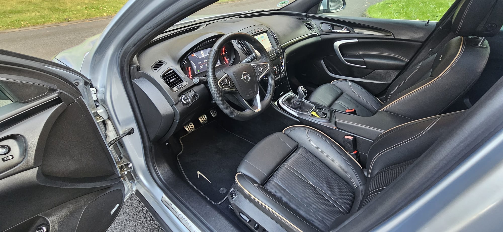 
								Opel Insignia 2.0 Turbo full									